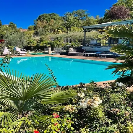 Very Pretty Poolside, Jacuzzi, Gardens No01
