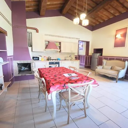 Very Pretty Poolside, Jacuzzi, Gardens No01