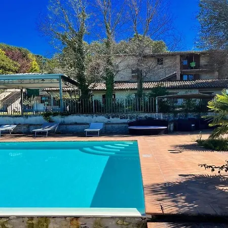 Very Pretty Poolside, Jacuzzi, Gardens No01