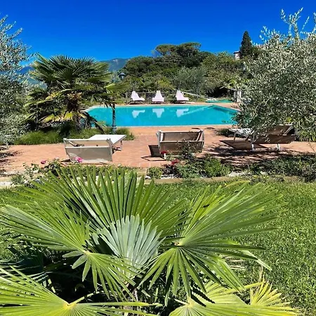 Very Pretty Poolside, Jacuzzi, Gardens No01 Villa