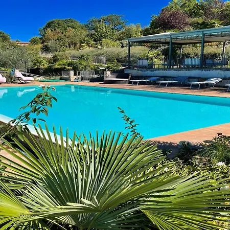 Very Pretty Poolside, Jacuzzi, Gardens No01 *